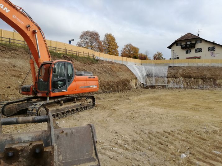 Abbruch und Aushubarbeiten der Tiefgarage und des neuen Zivilschutzzentrum Ritten